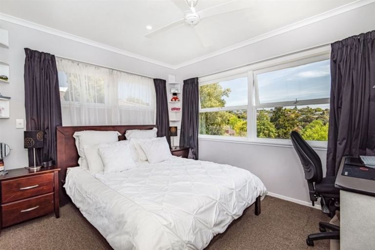 Photo of property in 365 Wairau Road, Totara Vale, Auckland, 0629