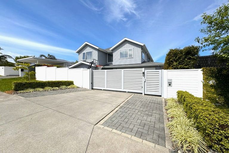 Photo of property in 17a Lake Pupuke Drive, Takapuna, Auckland, 0622