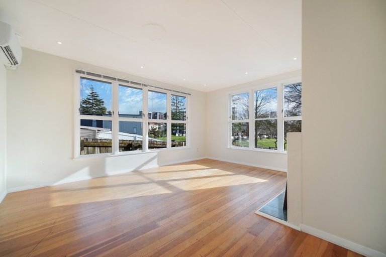 Photo of property in 1/6 Greenslade Crescent, Northcote, Auckland, 0627