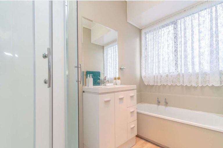 Photo of property in 2/4 Tyndrum Place, Highland Park, Auckland, 2010