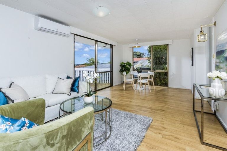 Photo of property in 1/144 Sunset Road, Unsworth Heights, Auckland, 0632