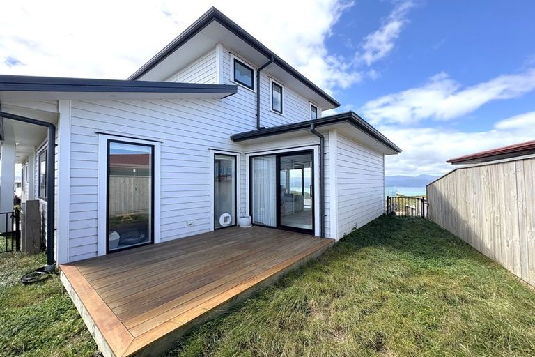 Photo of property in 37 Boeing Way, Newlands, Wellington, 6037