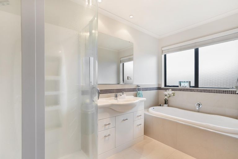 Photo of property in 2 Ellivani Rise, Pukekohe, 2120