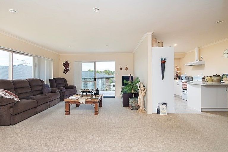 Photo of property in 18 Ernest Shackleton Place, Waiuku, 2123