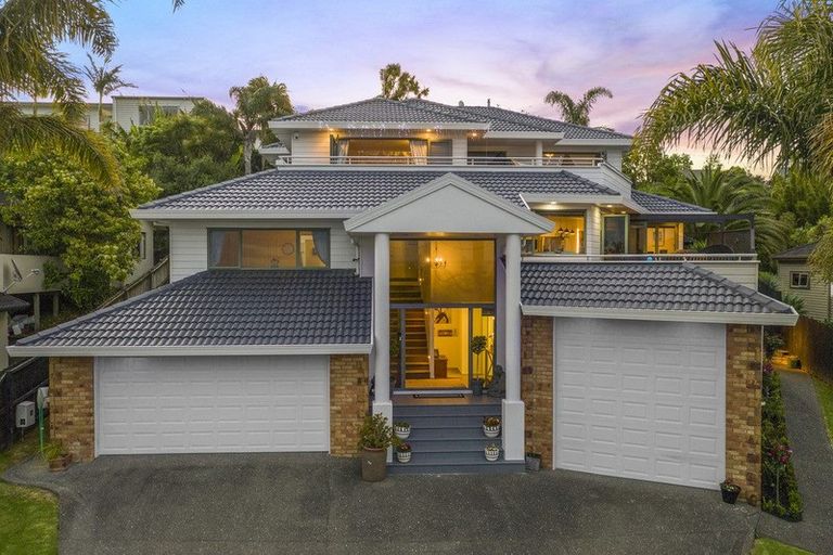 Photo of property in 11 Greenleaf Way, Northcross, Auckland, 0630