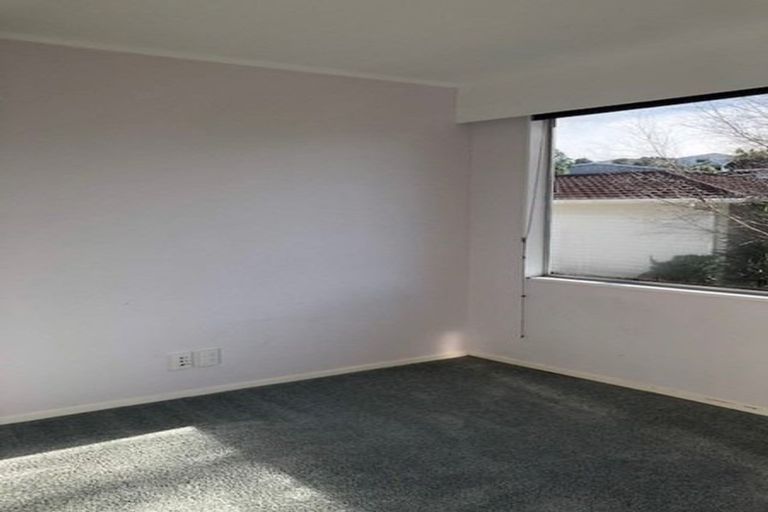 Photo of property in 124 Taylor Terrace, Tawa, Wellington, 5028