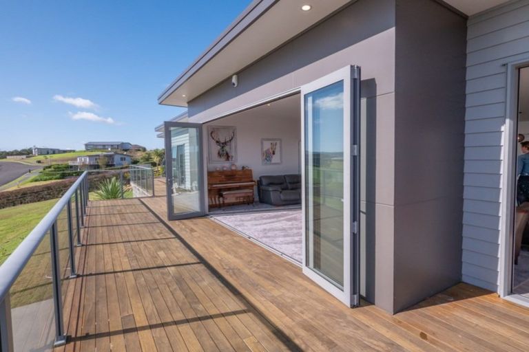 Photo of property in 68 Stratford Drive, Cable Bay, 0420