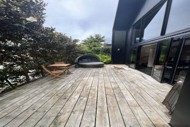 Photo of property in 16 Peace Avenue, Moturoa, New Plymouth, 4310