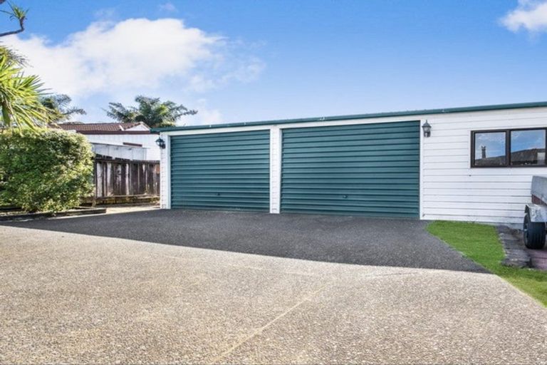Photo of property in 4 Hadley Wood Drive, Wattle Downs, Auckland, 2103