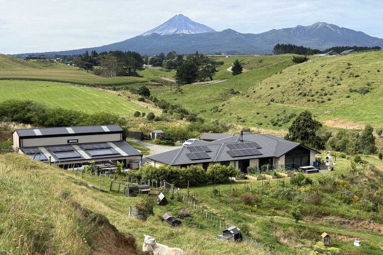 Photo of property in 2 Te Ara Karoiroa Road, Hurford, New Plymouth, 4374