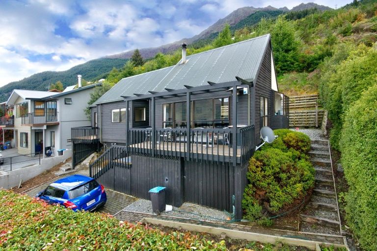 Photo of property in 52 Wynyard Crescent, Fernhill, Queenstown, 9300