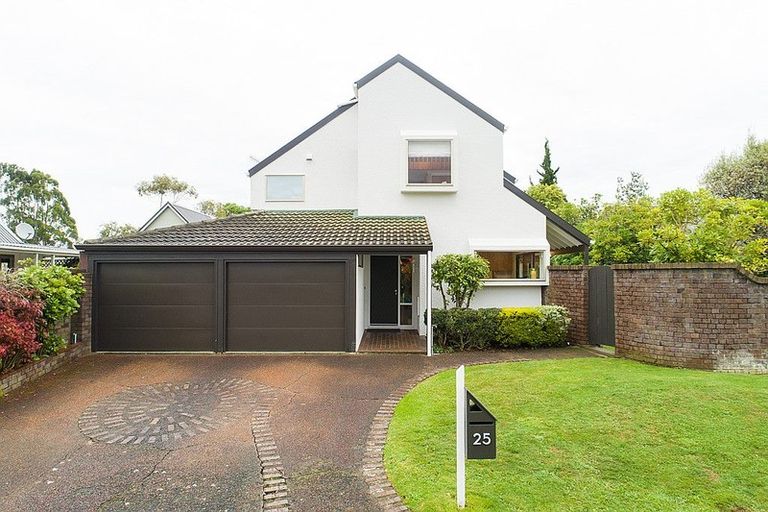 Photo of property in 25 Heathcote Place, Fitzherbert, Palmerston North, 4410