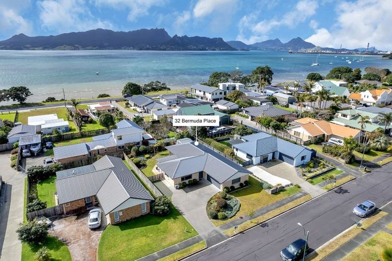 Photo of property in 32 Bermuda Place, One Tree Point, 0118