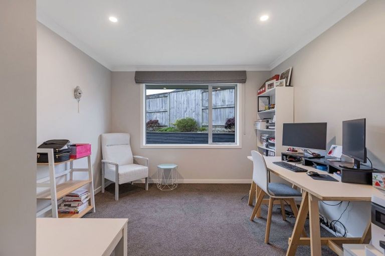 Photo of property in 1 Waimarama Court, Roslyn, Palmerston North, 4414