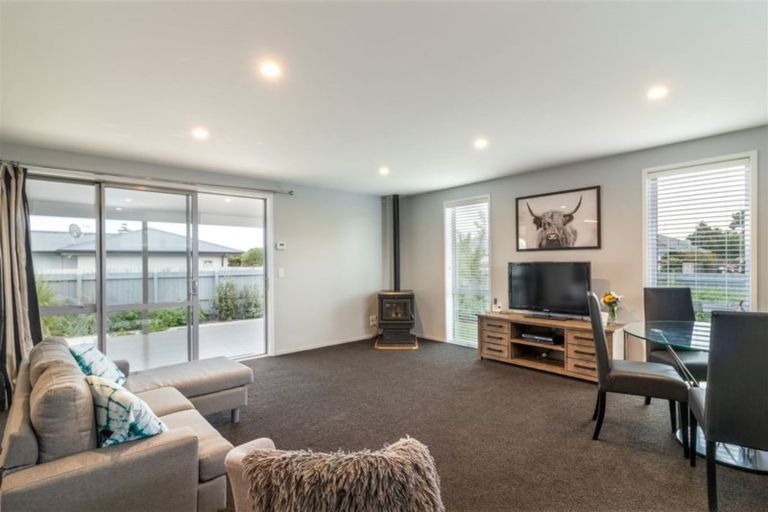 Photo of property in 17 Royal Park Drive, Parklands, Christchurch, 8083