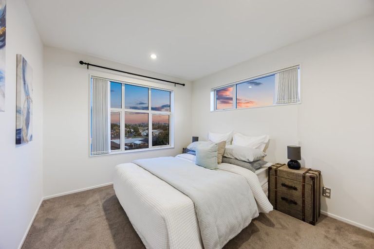 Photo of property in 52 Chesterfield Way, Orewa, 0931