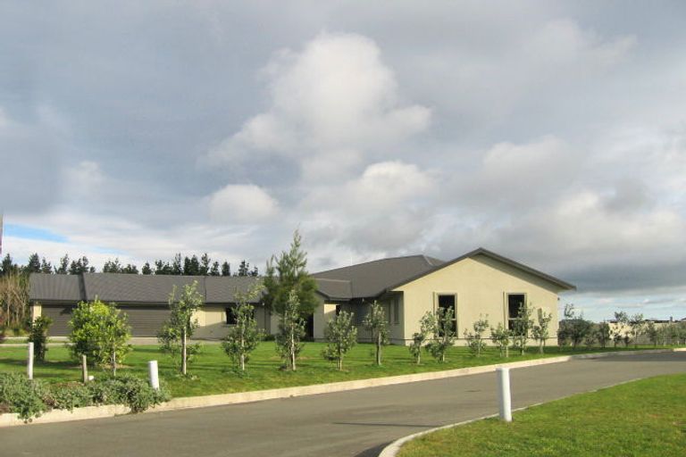 Photo of property in 37 Waicola Drive, Fitzherbert, Palmerston North, 4471