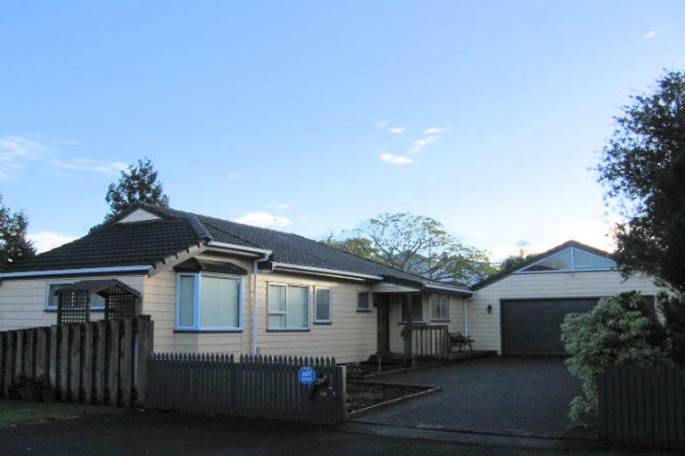 Photo of property in 23 Hurstbourn Priors, Goodwood Heights, Auckland, 2105