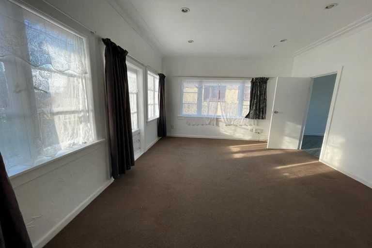 Photo of property in 17 Lavelle Road, Henderson, Auckland, 0612