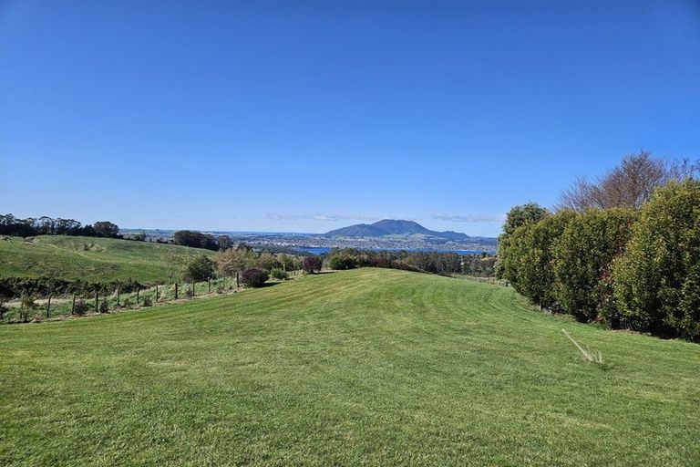 Photo of property in 8 Lens Way, Acacia Bay, 3385