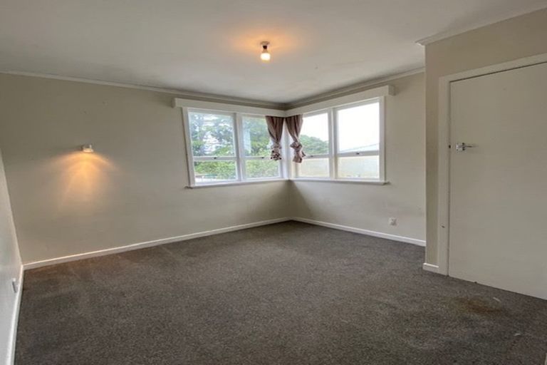 Photo of property in 27 Royal View Road, Te Atatu South, Auckland, 0610
