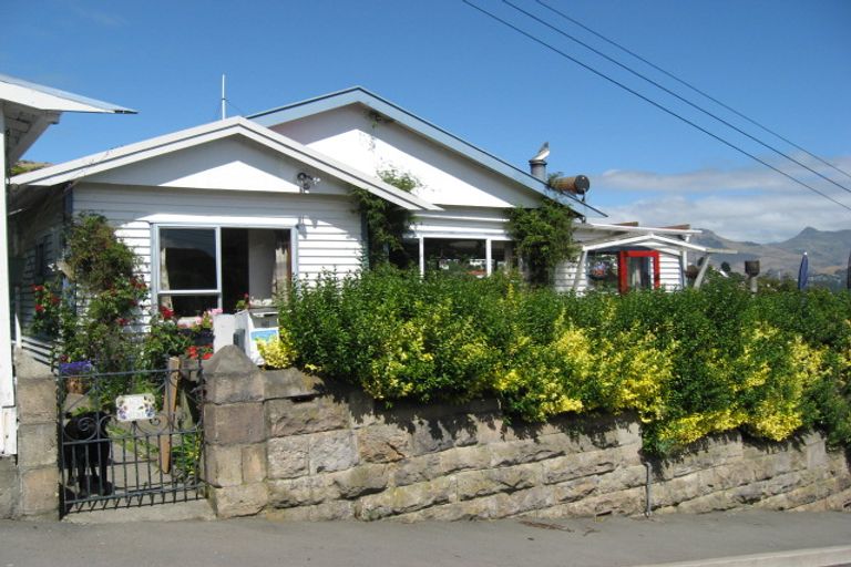 Photo of property in 16 Cornwall Road, Lyttelton, 8082