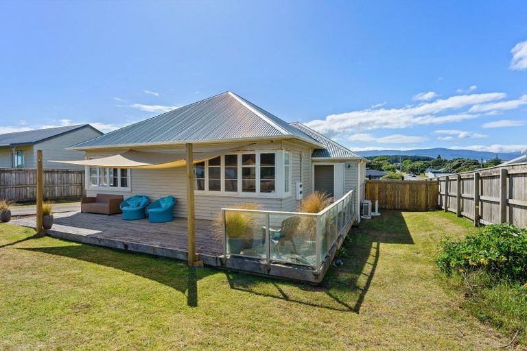 Photo of property in 38 Marine Parade, Otaki Beach, Otaki, 5512
