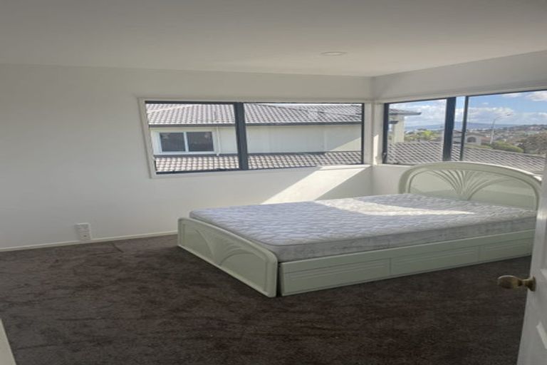 Photo of property in 23 Gillard Place, Eastern Beach, Auckland, 2012