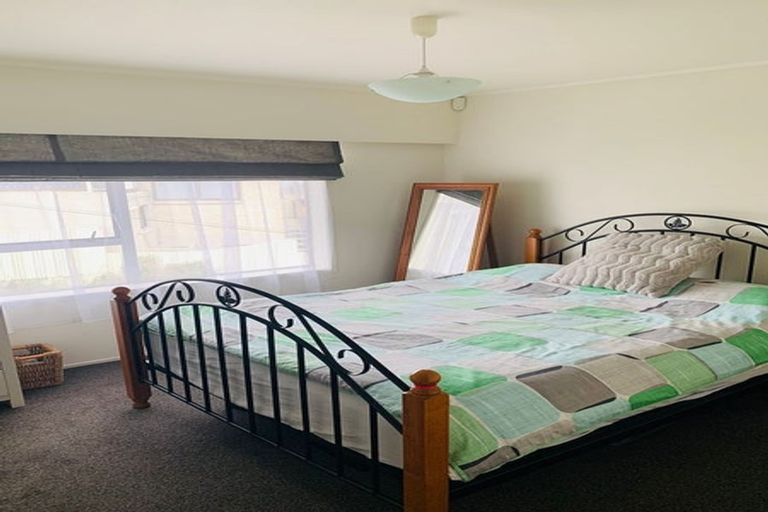 Photo of property in 1/21 Target Road, Totara Vale, Auckland, 0629