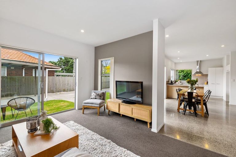 Photo of property in 2b Peachgrove Road, Te Atatu Peninsula, Auckland, 0610