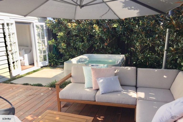 Photo of property in 9 Hanlon Crescent, Narrow Neck, Auckland, 0624