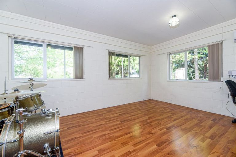 Photo of property in 27 Crompton Road, Massey, Auckland, 0614