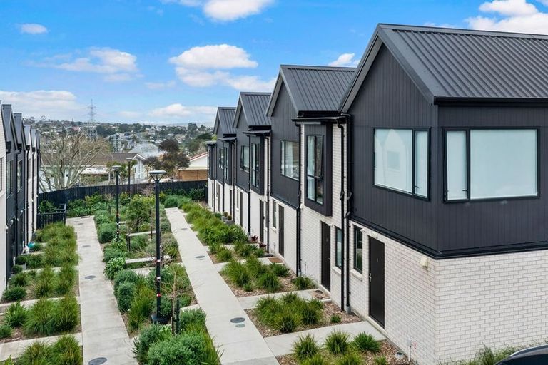 Photo of property in 5 Wharara Lane, Massey, Auckland, 0614