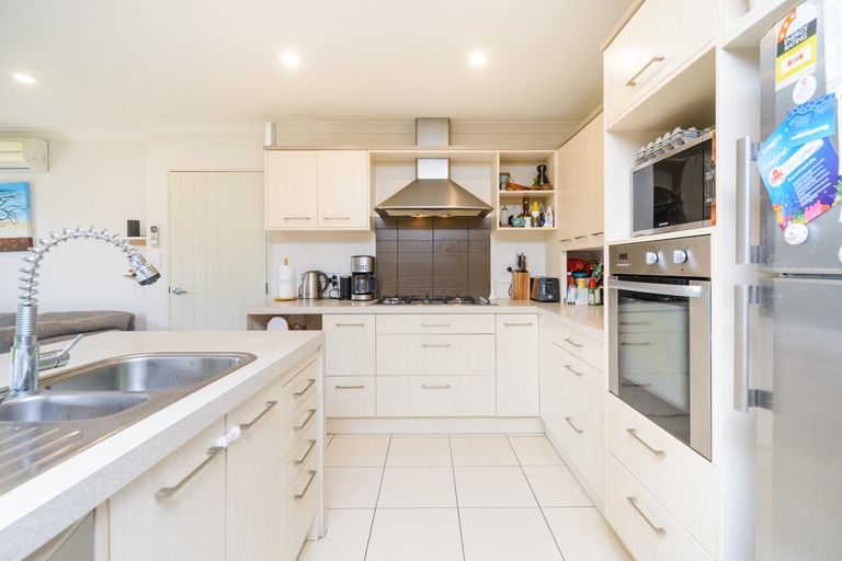 Photo of property in 16 Sorrento Place, Kelvin Grove, Palmerston North, 4414