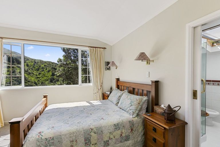 Photo of property in 15 Doris Gordon Crescent, Crofton Downs, Wellington, 6035