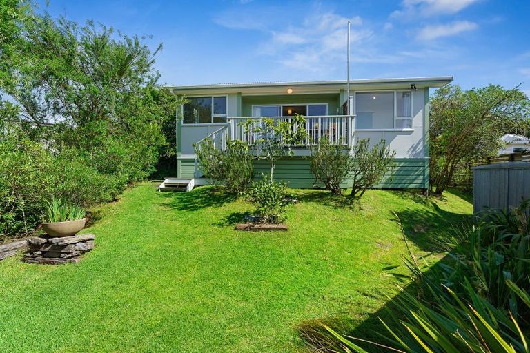 Photo of property in 3 Arthur Street, Waikawa Beach, Levin, 5573