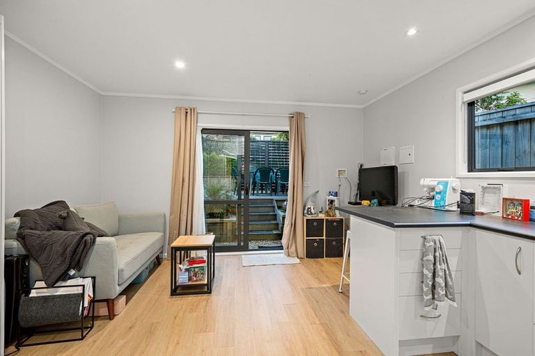 Photo of property in 23 Helleur Road, Massey, Auckland, 0614