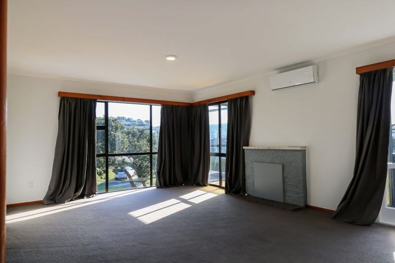 Photo of property in 60 Stewart Drive, Newlands, Wellington, 6037