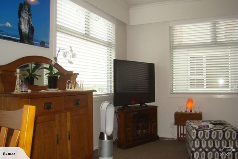 Photo of property in 14 South Road, Moturoa, New Plymouth, 4310