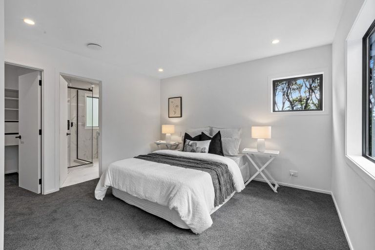 Photo of property in 25 Longfellow Parade, Glen Eden, Auckland, 0604