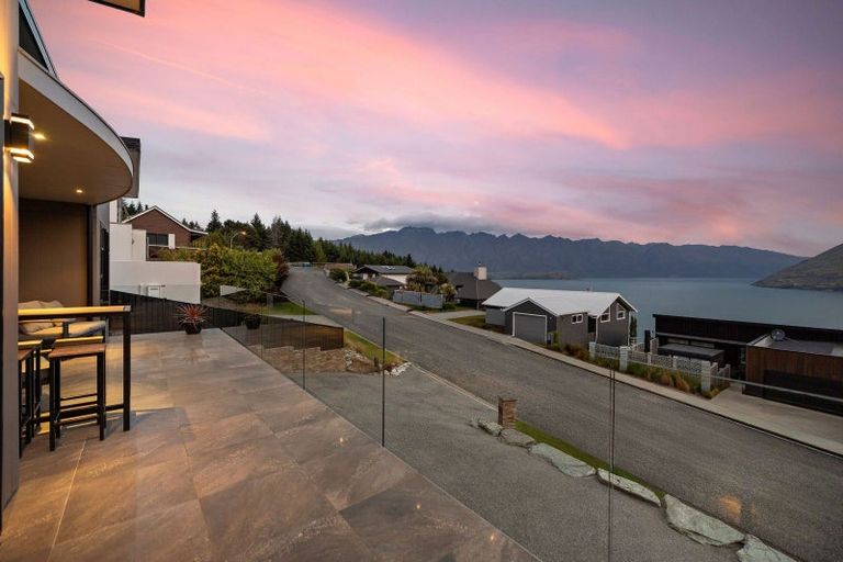 Photo of property in 70 Wynyard Crescent, Fernhill, Queenstown, 9300