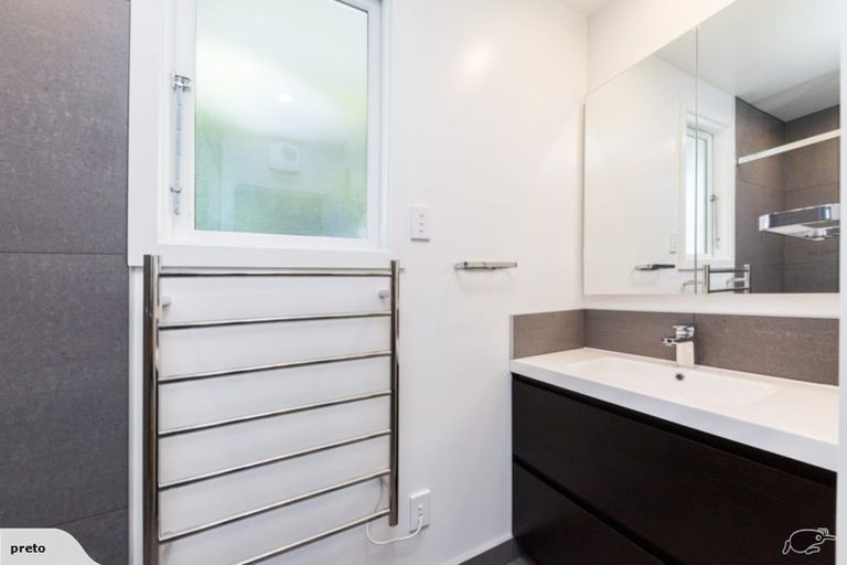 Photo of property in 10 Mokau Place, Terrace End, Palmerston North, 4410