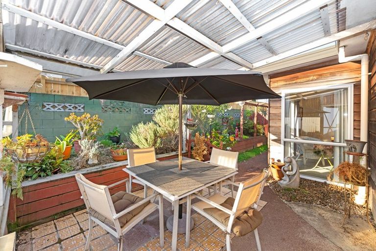 Photo of property in 2/30 Wharf Road, Te Atatu Peninsula, Auckland, 0610
