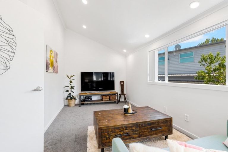 Photo of property in 2/19 Limmer Place, Browns Bay, Auckland, 0632