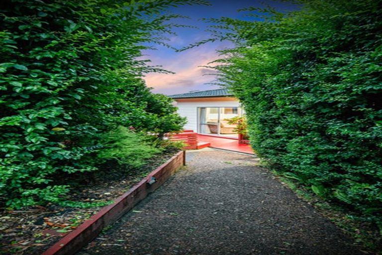 Photo of property in 72 Reynella Drive, Massey, Auckland, 0614