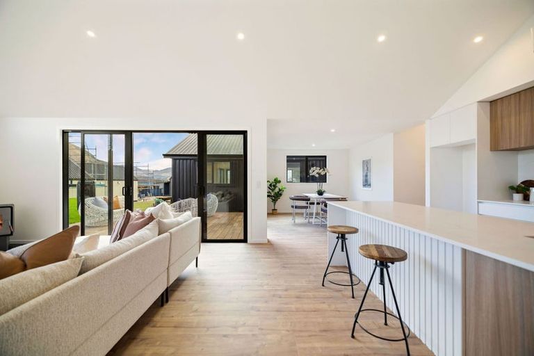 Photo of property in 5 Rowe Drive, Jacks Point, 9371
