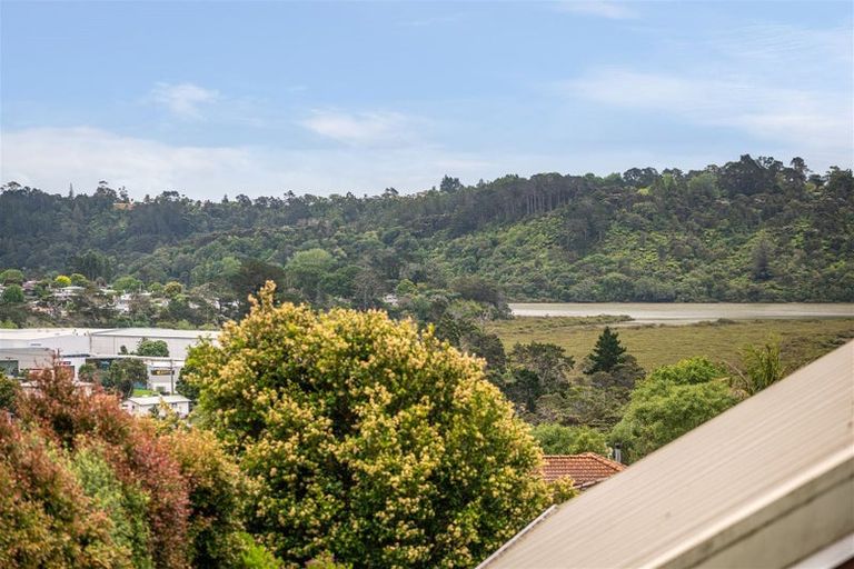 Photo of property in 1/5 Tree View Avenue, Glenfield, Auckland, 0629