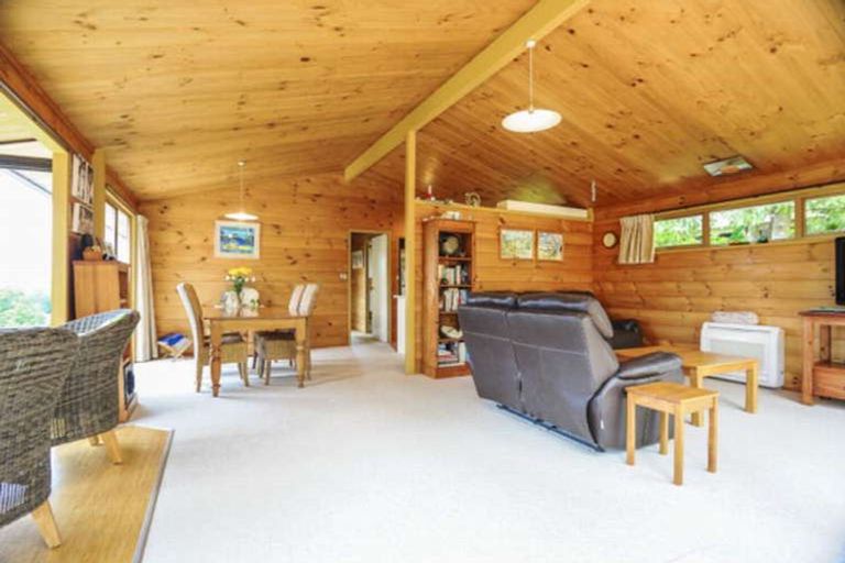 Photo of property in 6 Barker Rise, Northcross, Auckland, 0632