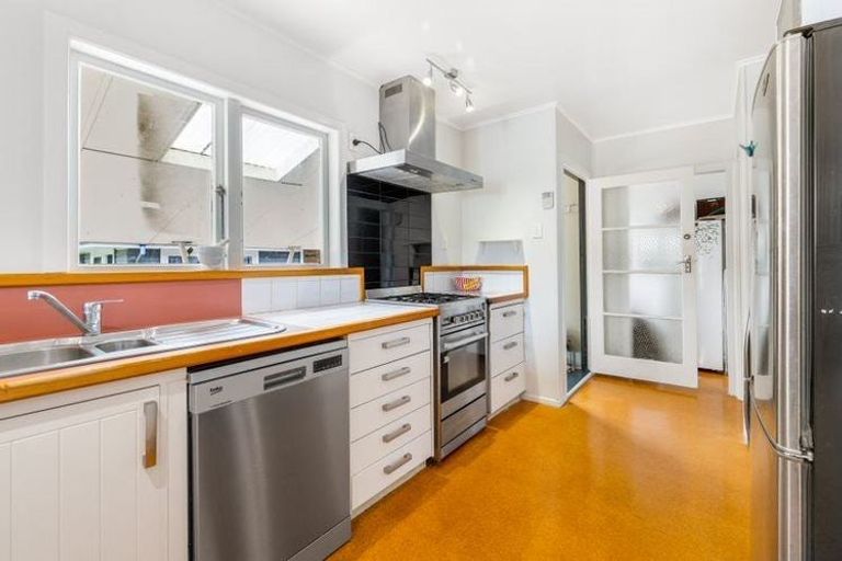 Photo of property in 52 Stottholm Road, Titirangi, Auckland, 0604