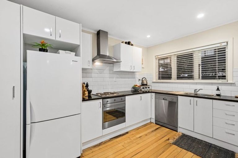 Photo of property in 12 Arahoe Road, New Lynn, Auckland, 0600